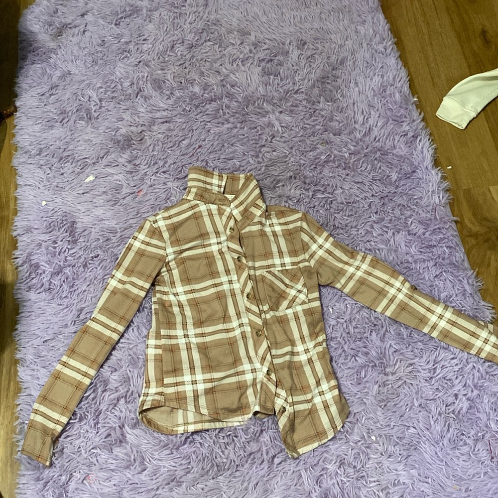 A no comment 10/12 button up shirt whith a pocket
